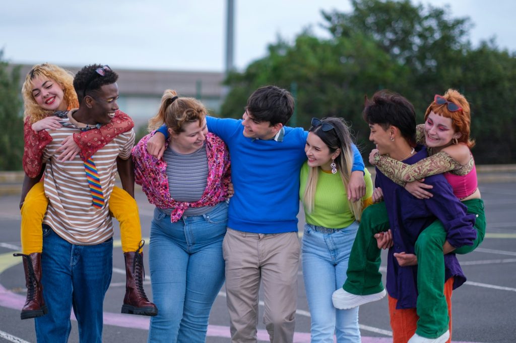 Adolescentes compartiendo ambiente familiar